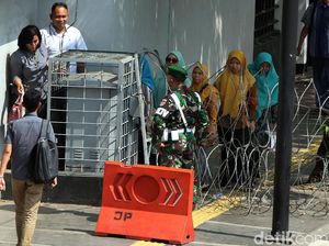 Jalan Veteran Ditutup, Warga Berjalan Kaki Menuju Kantor