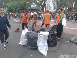 Pasukan Oranye Turun Bersihkan Lokasi Aksi Kawal Sidang MK