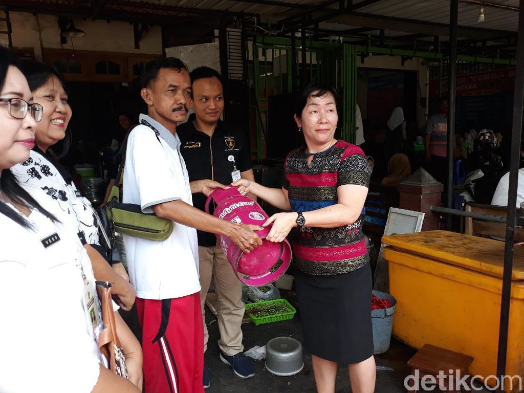 Satpol PP Pergoki Rumah Makan di Solo Pakai Puluhan Tabung Elpiji Subsidi Satpol PP Pergoki Rumah Makan di Solo Pakai Puluhan Tabung Elpiji Subsidi