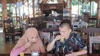 Gemar Kulineran, Ini Pose Istri Ustaz Felix Siauw Saat Makan Kunafe hingga Ngopi
