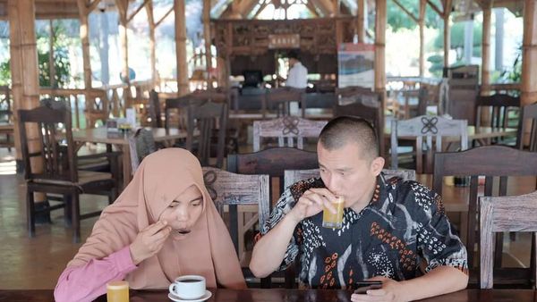 Gemar Kulineran, Ini Pose Istri Ustaz Felix Siauw Saat Makan Kunafe hingga Ngopi