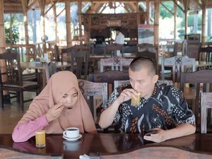 Gemar Kulineran, Ini Pose Istri Ustaz Felix Siauw Saat Makan Kunafe hingga Ngopi