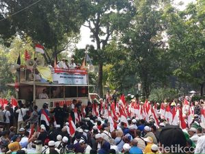 Tak Ada Nobar, Massa Kawal MK Terus Baca Doa Saat Sidang Putusan Dimulai Tak Ada Nobar, Massa Kawal MK Terus Baca Doa Saat Sidang Putusan Dimulai