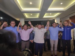 Terima Putusan MK, Prabowo Salam Komando dengan Sandiaga