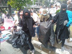 3 Perempuan Massa Aksi Kawal MK Keliling Kumpulkan Sampah Berserakan