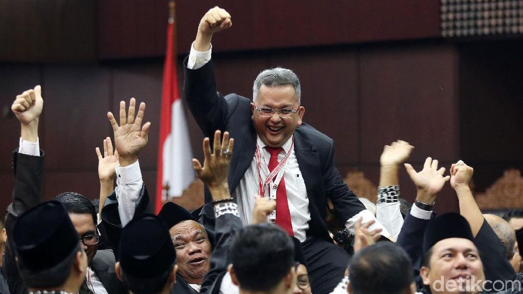 Ekspresi Gembira Tim Hukum Jokowi Rayakan Kemenangan