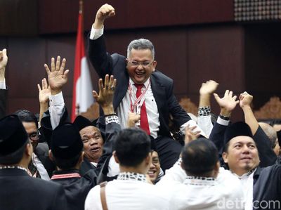Ekspresi Gembira Tim Hukum Jokowi Rayakan Kemenangan
