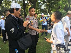Sambangi Massa, Kapolres Jakpus Imbau Dengarkan Sidang MK dari Media