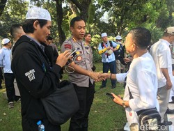 Sambangi Massa, Kapolres Jakpus Imbau Dengarkan Sidang MK dari Media