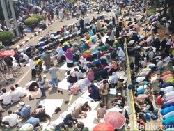 Massa Aksi Kawal MK Gelar Tahlil di Patung Kuda