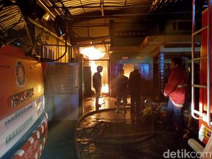 Sebuah Rumah dan Industri Makanan Ringan di Kota Probolinggo Terbakar