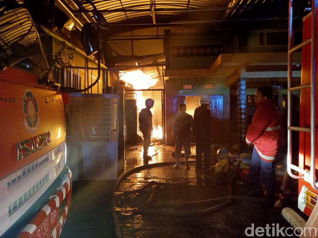 Sebuah Rumah dan Industri Makanan Ringan di Kota Probolinggo Terbakar Sebuah Rumah dan Industri Makanan Ringan di Kota Probolinggo Terbakar