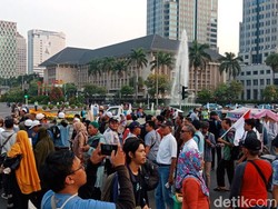 Massa Aksi Kawal Putusan MK Mulai Bubarkan Diri Sambil Berselawat