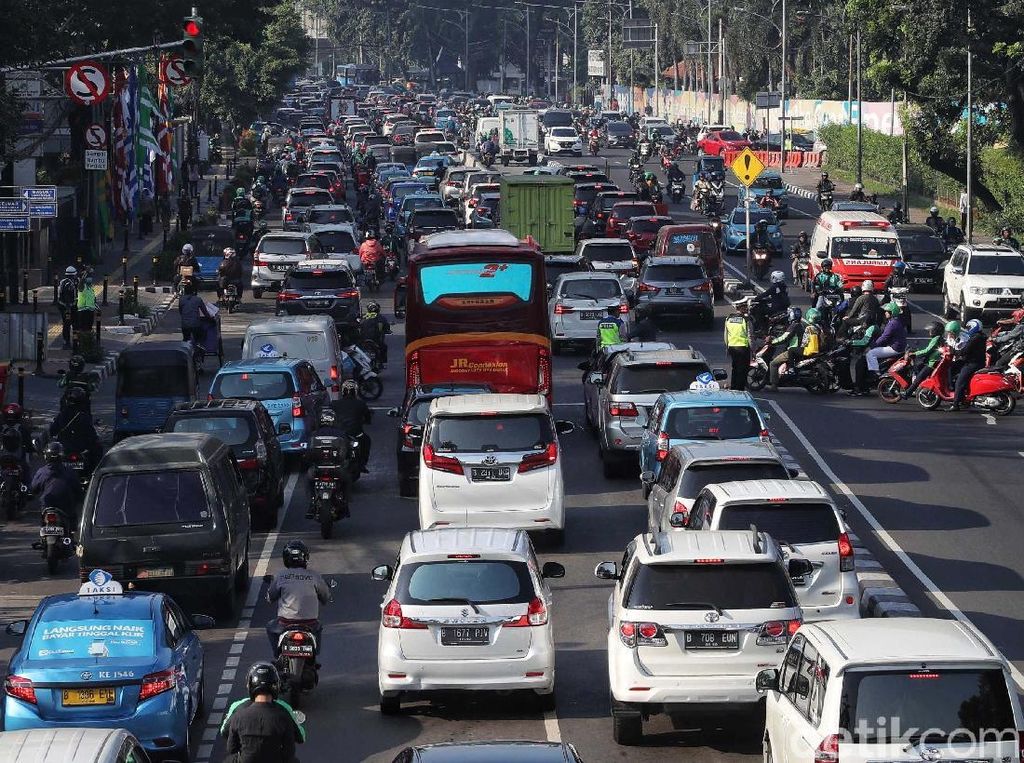 Tekan Emisi, Mobil di Atas 10 Tahun Bakal Dilarang Beroperasi di DKI