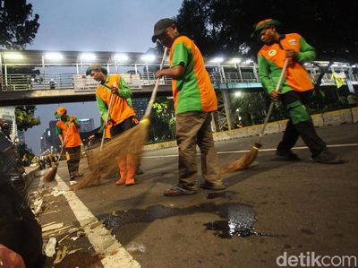 Pasukan Oranye Bersihkan Lokasi Aksi Kawal Sidang MK