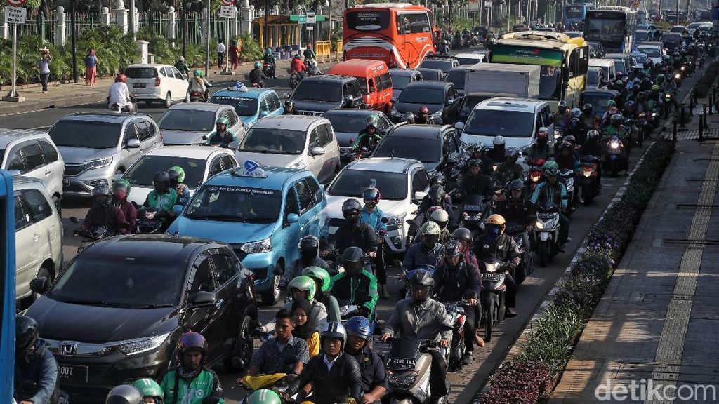 Jelang Sidang MK, Kendaraan Menumpuk di Jl Medan Merdeka Timur