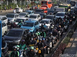 Jelang Sidang MK, Kendaraan Menumpuk di Jl Medan Merdeka Timur