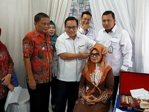 Pemeriksaan dan Pemberian Kacamata Gratis Pemeriksaan dan Pemberian Kacamata Gratis