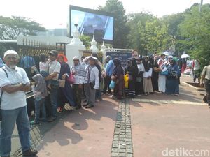 Kemenhan Fasilitasi Massa Aksi Kawal MK Gunakan Toilet Kemenhan Fasilitasi Massa Aksi Kawal MK Gunakan Toilet