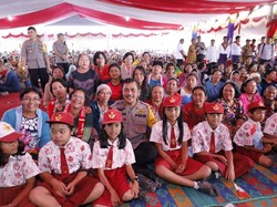 Kapolda Sumut Kunjungi Anak Pengungsi Sinabung, Ingatkan Bahaya Narkoba