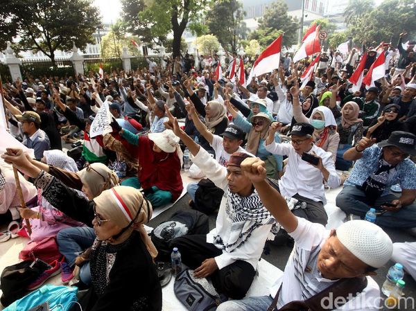 Ragam Aksi Massa Saat Dengarkan Sidang Putusan MK