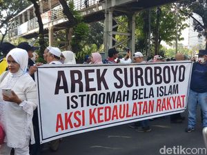 Massa Aksi Kawal MK Mulai Dekati Sekitar Kawat Berduri