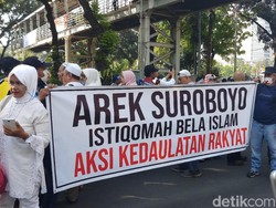 Massa Aksi Kawal MK Mulai Dekati Sekitar Kawat Berduri