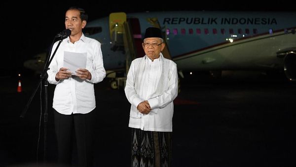 Saat Jokowi-Maruf Respons Putusan MK di Depan Pesawat Kepresidenan