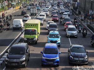 Mobil Pribadi Dibatasi, Tak Hentikan Orang Pilih Mobil