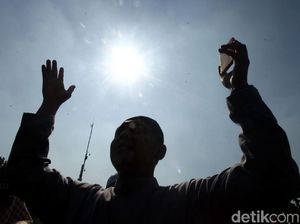 Video Massa Aksi Kawal MK di Patung Kuda Bubarkan Diri