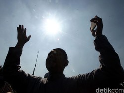 Video Massa Aksi Kawal MK di Patung Kuda Bubarkan Diri