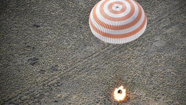 Momen Dramatis Kapsul Rusia Pulangkan Astronot ke Bumi