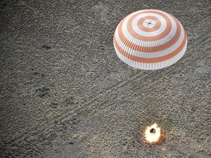 Momen Dramatis Kapsul Rusia Pulangkan Astronot ke Bumi Momen Dramatis Kapsul Rusia Pulangkan Astronot ke Bumi