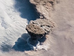 Astronot Jepret Letusan Gunung Berapi Spektakuler