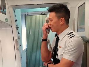 Momen Manis saat Pilot Beri Kejutan untuk Orangtuanya di Pesawat
