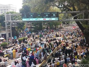 Massa Kawal Aksi MK Salat Zuhur Berjemaah, TNI Ikut Serta
