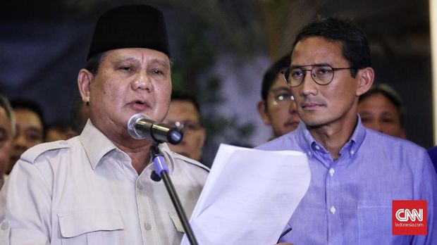 Calon presiden nomor urut 02 Prabowo Subianto didampingi calon wakil presiden nomor urut 02 Sandiaga Uno beserta sejumlah elite partai politik koalisi pendukung memberi keterangan kepada media terkait putusan Mahkamah Konstitusi (MK) yang menolak seluruh gugatannya di Pilpres 2019, Jakarta, 27 Juni 2019. CNN Indonesia/Hesti Rika