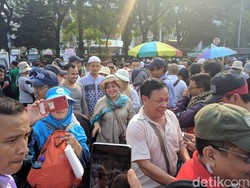 Titiek Soeharto Tinggalkan Kawasan Patung Kuda, Massa Aksi Kawal MK Berebut Foto-foto
