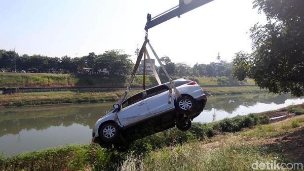 Sopir Mengantuk, Mobil Ini Nyemplung Kanal Banjir Timur