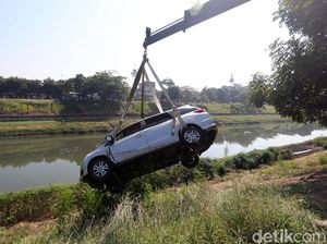 Sopir Mengantuk, Mobil Ini Nyemplung Kanal Banjir Timur