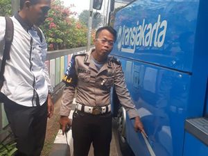 Tabrak hingga Masuk ke Kolong TransJ di Kebayoran Lama, Sumini Tewas