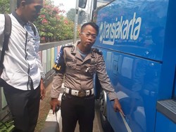 Tabrak hingga Masuk ke Kolong TransJ di Kebayoran Lama, Sumini Tewas