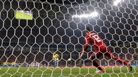 Di babak adu penalti ini Brasil memastikan melaju ke semifinal usai menang 4-3. Keberhasilan itu membuat Brasil menghentikan catatan buruk saat beradu penalti dengan Paraguay. Mereka sebelumnya dua kali disingkirkan oleh La Albirroja di perempatfinal Copa America dari situasi ini. Henry Romero/Reuters.