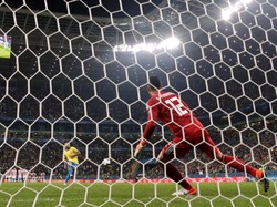 Di babak adu penalti ini Brasil memastikan melaju ke semifinal usai menang 4-3. Keberhasilan itu membuat Brasil menghentikan catatan buruk saat beradu penalti dengan Paraguay. Mereka sebelumnya dua kali disingkirkan oleh La Albirroja di perempatfinal Copa America dari situasi ini. Henry Romero/Reuters.