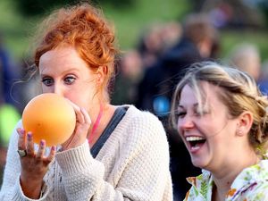Dor! Ribuan Orang Letuskan Balon di Hari Pertama Glastonbury