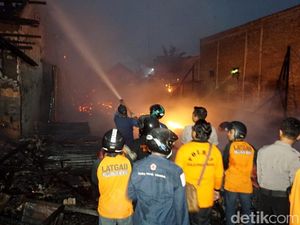 4 warung dan 1 Rumah Ludes Terbakar di Kota Pekalongan