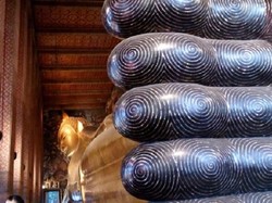 Vihara Buddha Tidur yang Unik di Bangkok