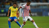 Brasil nyaris kebobolan di menit ke-28. Derlis melepas tembakan dari jarak dekat, namun bola berhasil ditepis Alisson. Lucas Uebel/Getty Images.