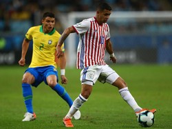Brasil nyaris kebobolan di menit ke-28. Derlis melepas tembakan dari jarak dekat, namun bola berhasil ditepis Alisson. Lucas Uebel/Getty Images.