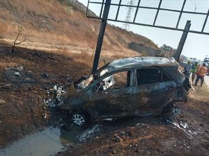 Dipacu 120 Km/Jam Ban Mobil Ini Meletus Lalu Terbakar, Pengemudinya Tewas